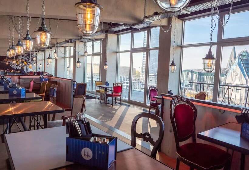 Felix Suiten Am Augustusplatz