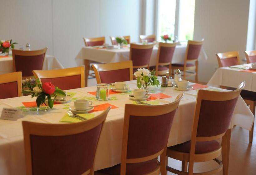 ペンション Komenský Gäste  Und Tagungshaus