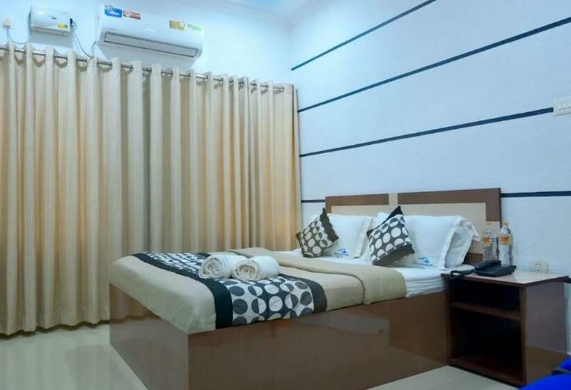 ホテル Indraprastham Tourist Home