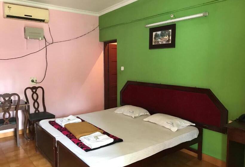 ホテル Indraprastham Tourist Home