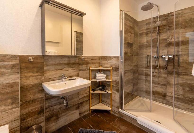 بنسيون Zur Lindenau