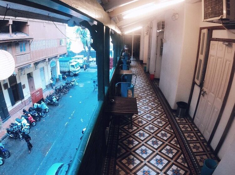 Carlton Hotel Mumbai   Behind Taj Mahal Palace Colaba Mumbai