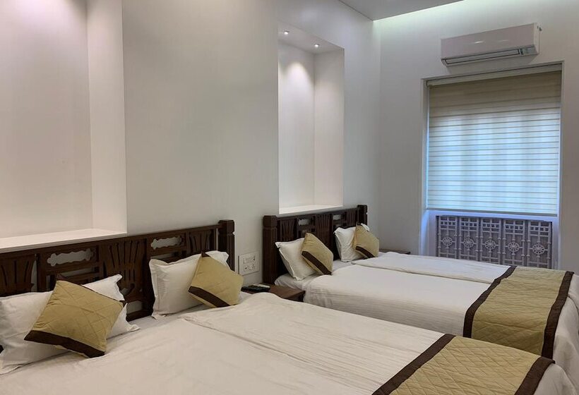 Carlton Hotel Mumbai   Behind Taj Mahal Palace Colaba Mumbai