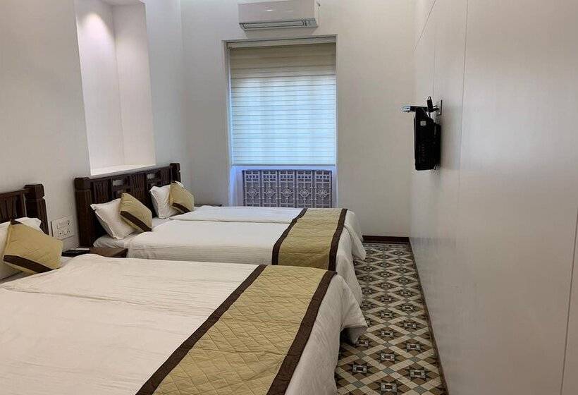 Carlton Hotel Mumbai   Behind Taj Mahal Palace Colaba Mumbai