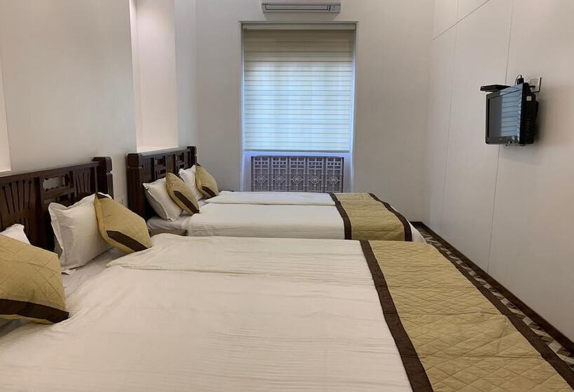 Carlton Hotel Mumbai   Behind Taj Mahal Palace Colaba Mumbai