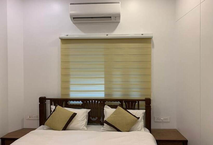 Carlton Hotel Mumbai   Behind Taj Mahal Palace Colaba Mumbai