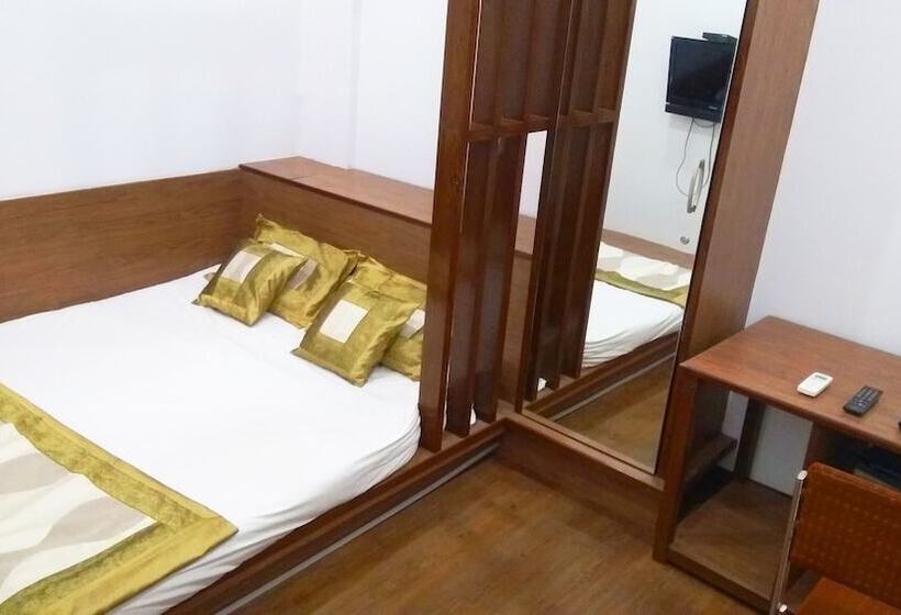 Carlton Hotel Mumbai   Behind Taj Mahal Palace Colaba Mumbai