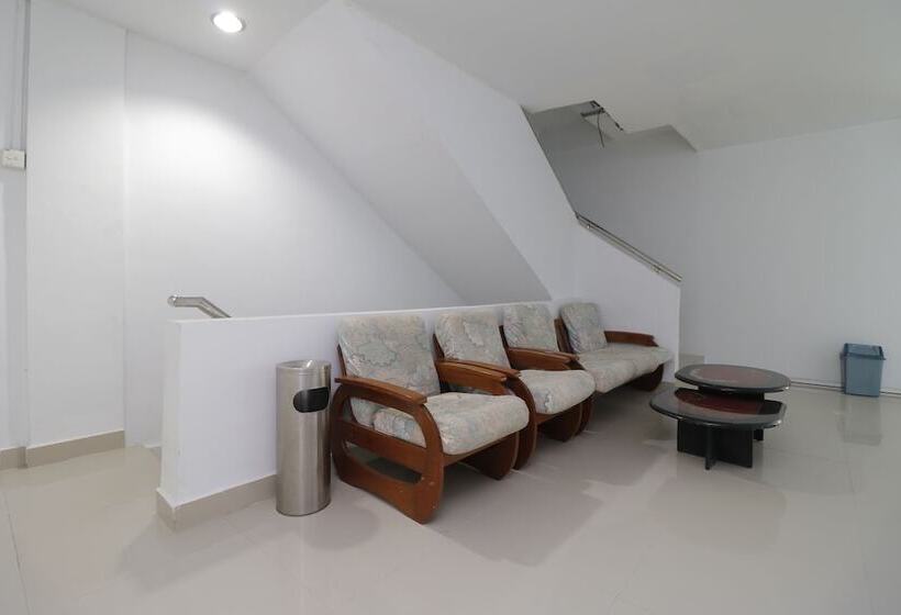 ホテル Reddoorz Plus Near Kepri Mall