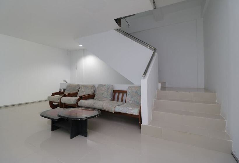 ホテル Reddoorz Plus Near Kepri Mall