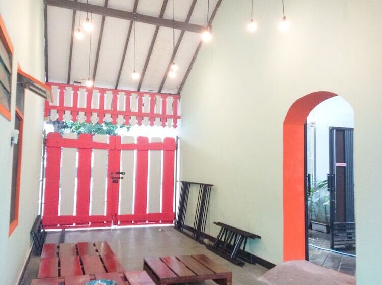 פנסיון Colorbox House