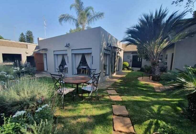 פנסיון Three Olives Guesthouse