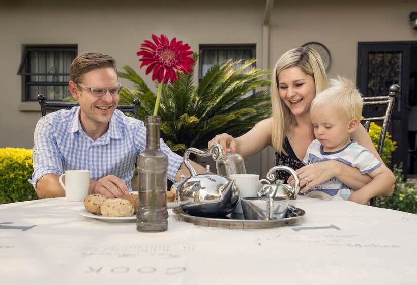 פנסיון Three Olives Guesthouse