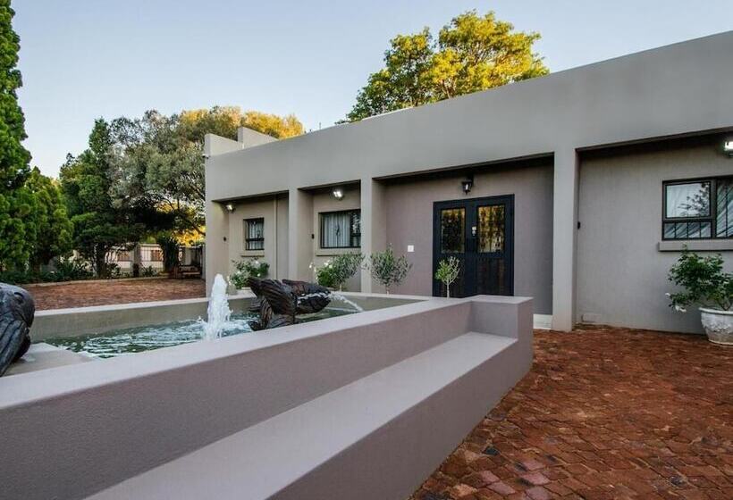 פנסיון Three Olives Guesthouse