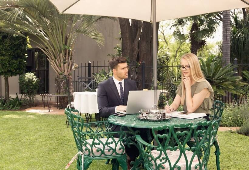 פנסיון Three Olives Guesthouse