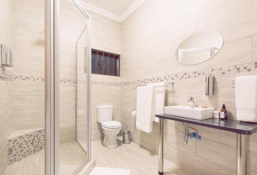 פנסיון Three Olives Guesthouse