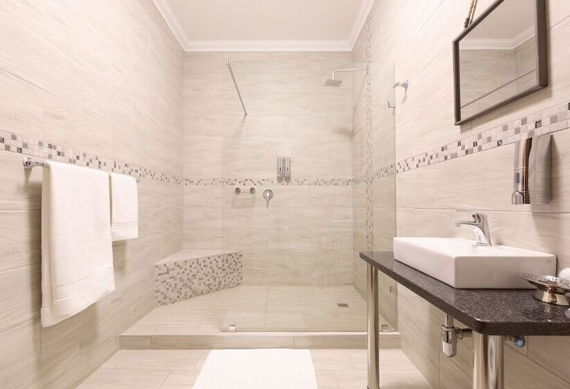 פנסיון Three Olives Guesthouse