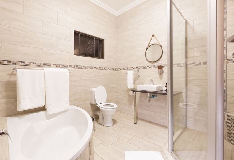 פנסיון Three Olives Guesthouse