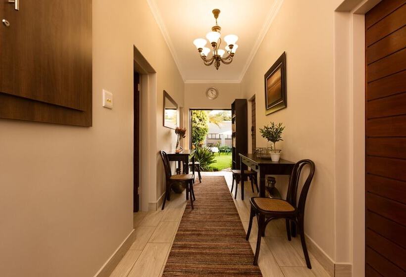 פנסיון Three Olives Guesthouse