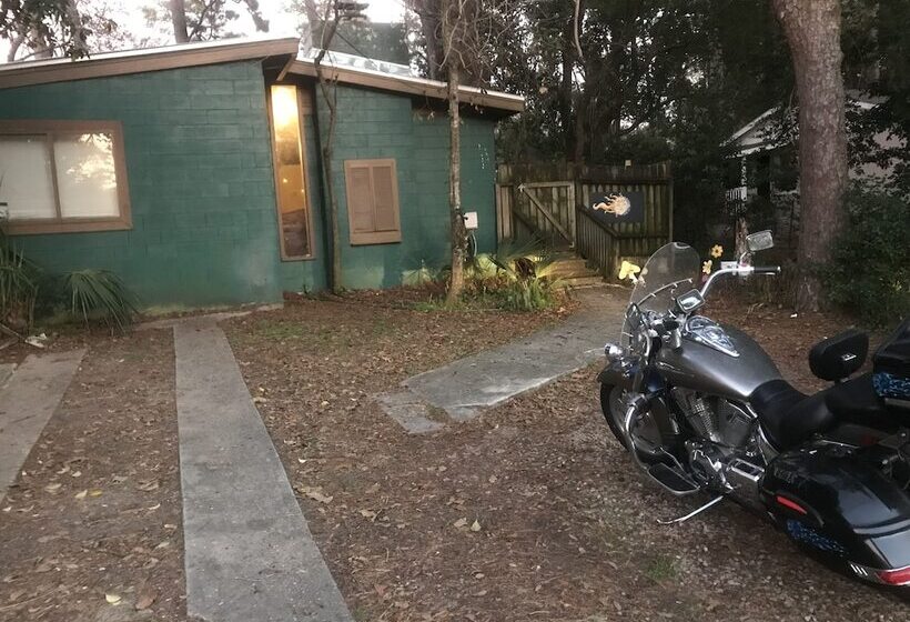 Tallahassee Sun & Moon   Hostel