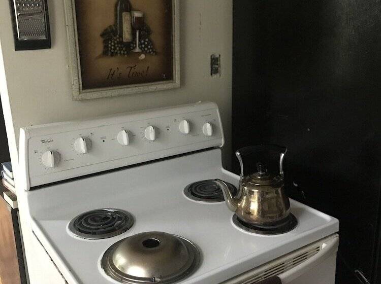 Tallahassee Sun & Moon   Hostel