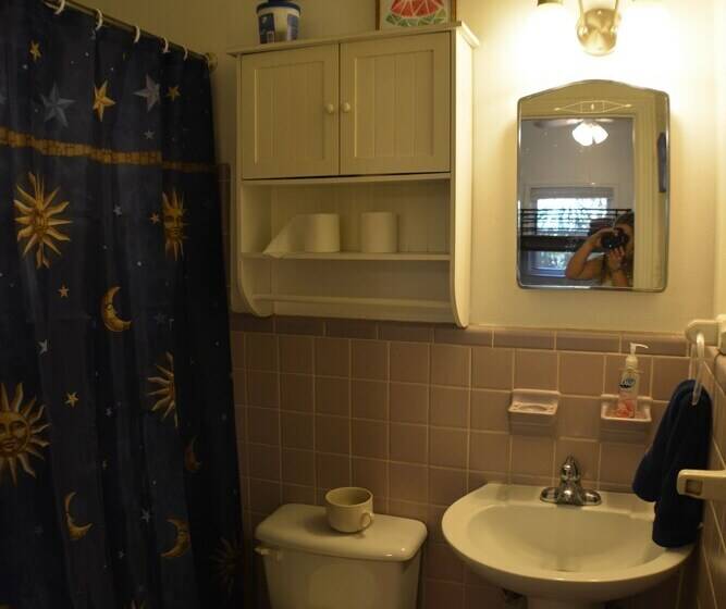 Tallahassee Sun & Moon   Hostel