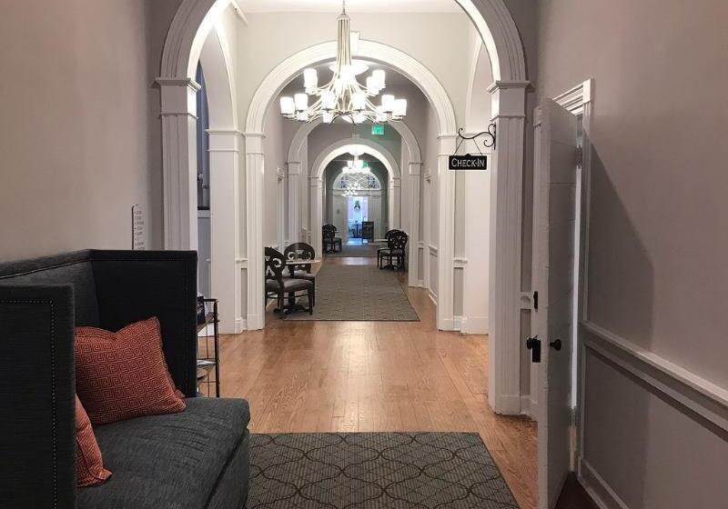 فندق صغير The Blackburn Inn And Conference Center