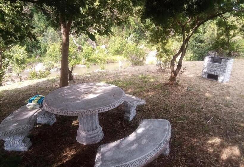 בית מלון כפרי Ledges Retreat