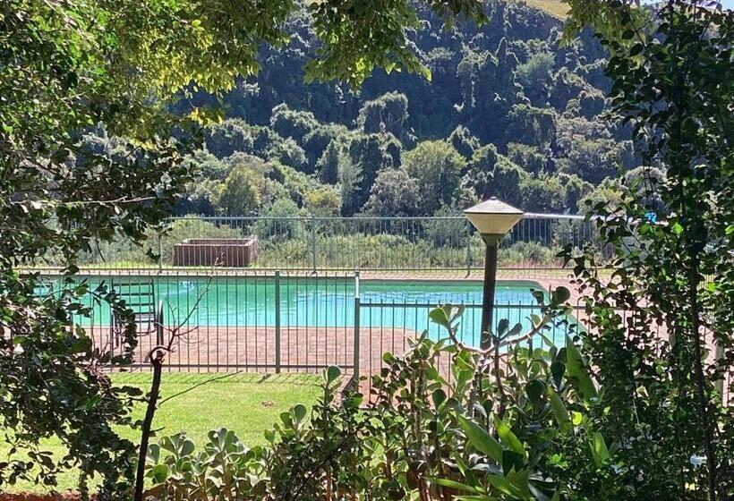 בית מלון כפרי Ledges Retreat