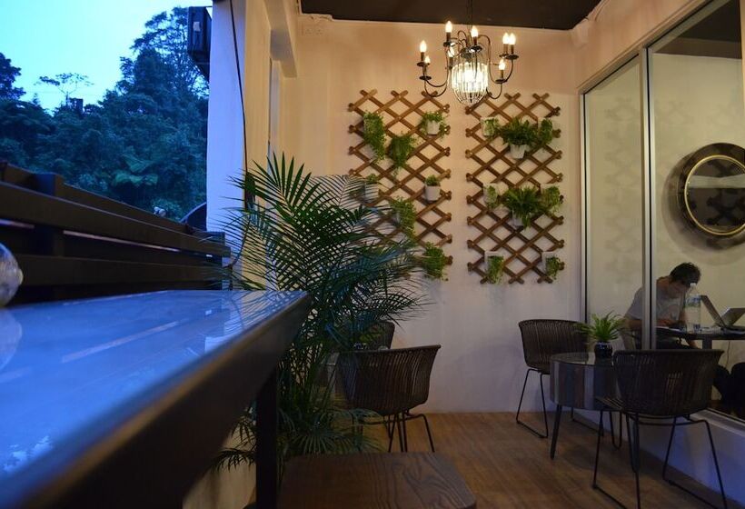 מלון כמוסות Sleepbox Hotel   Hostel