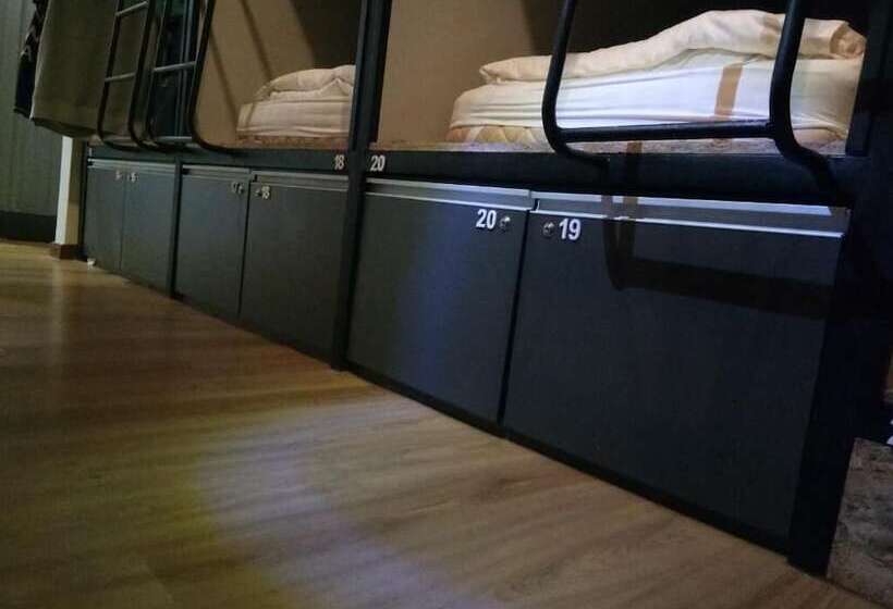 מלון כמוסות Sleepbox Hotel   Hostel