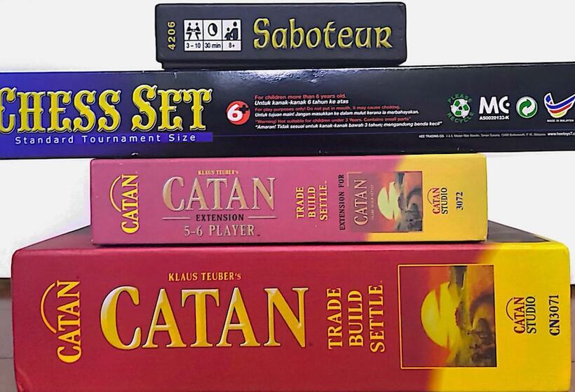 מלון כמוסות Sleepbox Hotel   Hostel