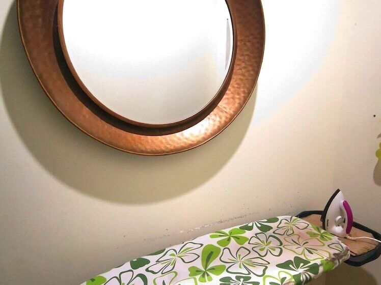 מלון כמוסות Sleepbox Hotel   Hostel