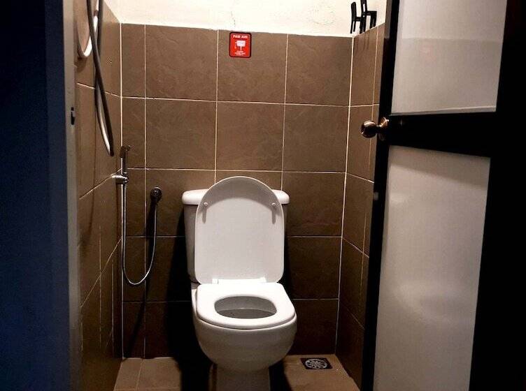 מלון כמוסות Sleepbox Hotel   Hostel