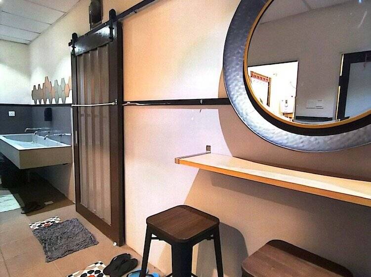 מלון כמוסות Sleepbox Hotel   Hostel