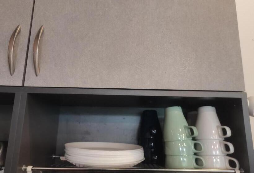 מלון כמוסות Sleepbox Hotel   Hostel