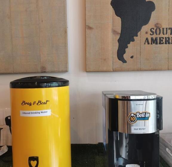 מלון כמוסות Sleepbox Hotel   Hostel