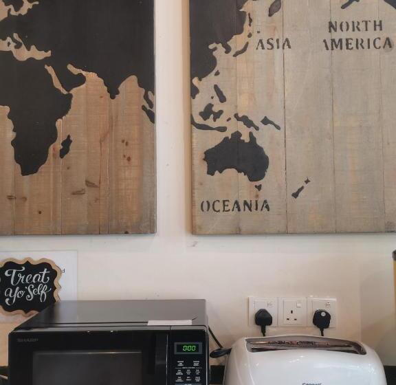 מלון כמוסות Sleepbox Hotel   Hostel