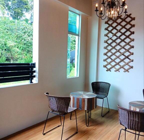 מלון כמוסות Sleepbox Hotel   Hostel