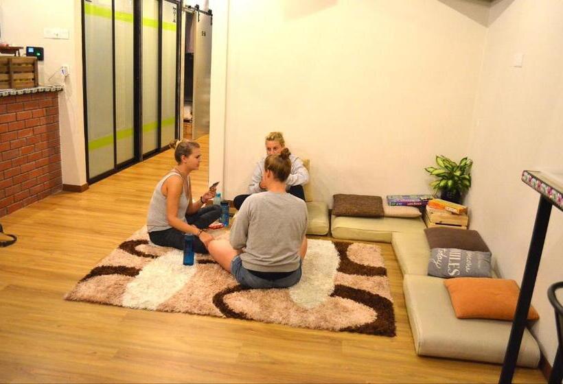 מלון כמוסות Sleepbox Hotel   Hostel