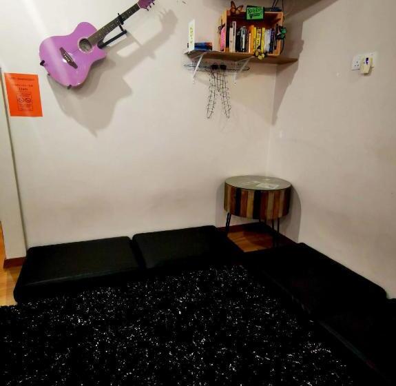 מלון כמוסות Sleepbox Hotel   Hostel