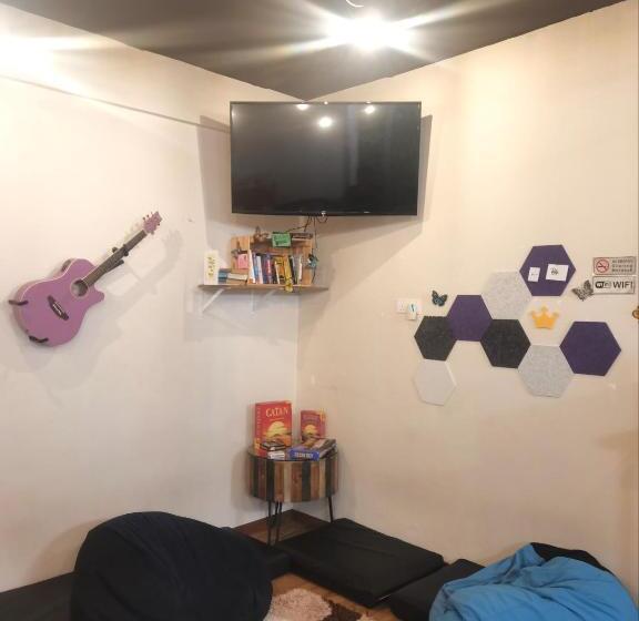 מלון כמוסות Sleepbox Hotel   Hostel