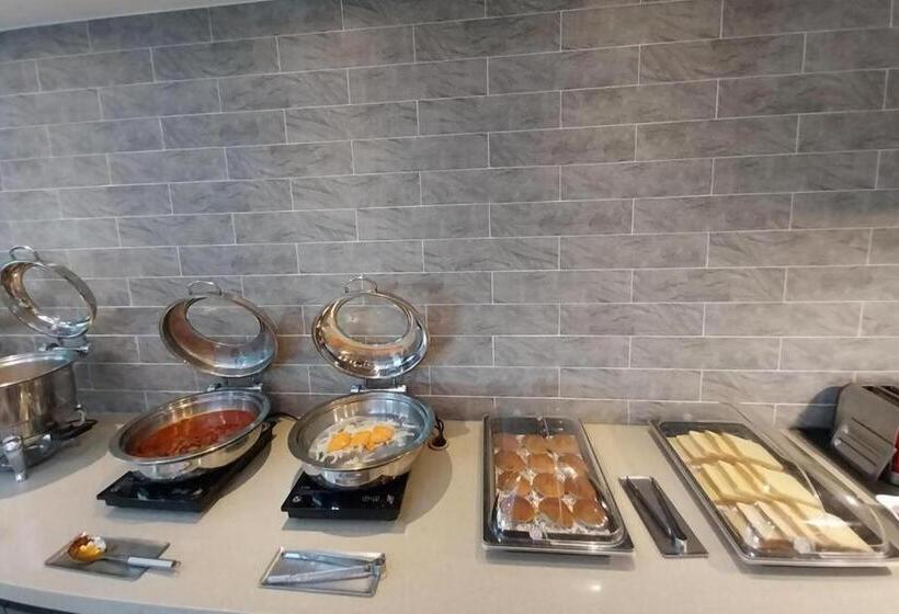 בית מלון כפרי The First