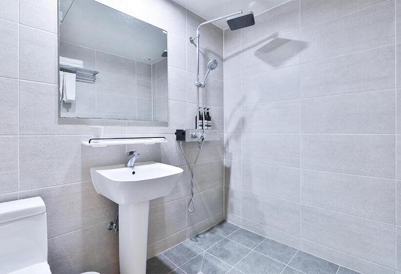 בית מלון כפרי The First