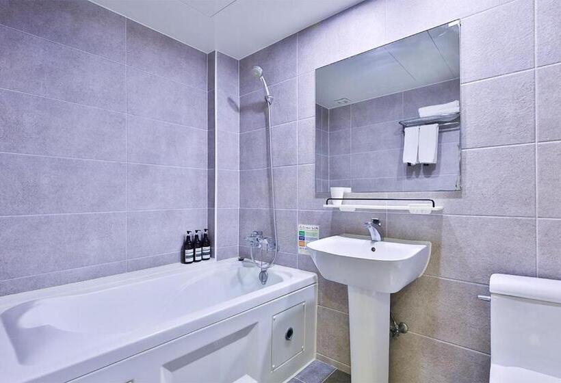 בית מלון כפרי The First