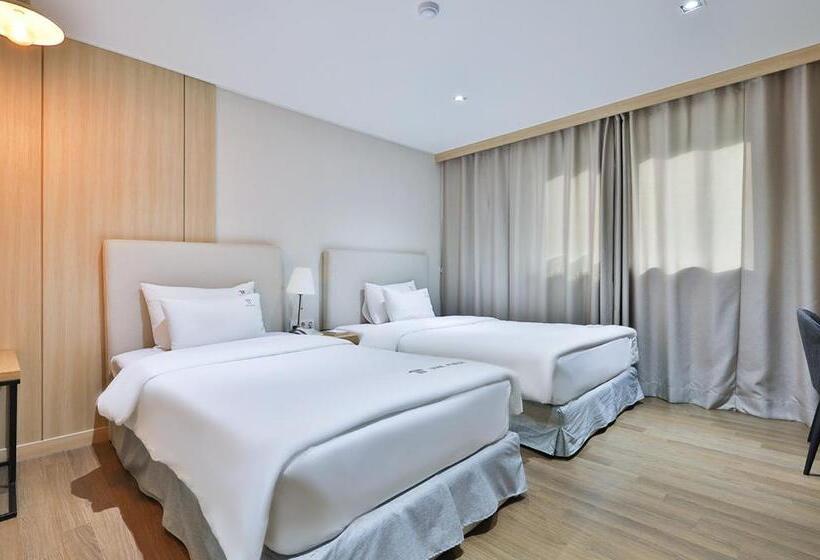 בית מלון כפרי The First