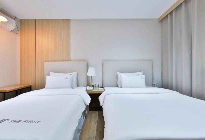 בית מלון כפרי The First