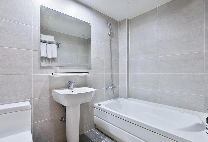 בית מלון כפרי The First