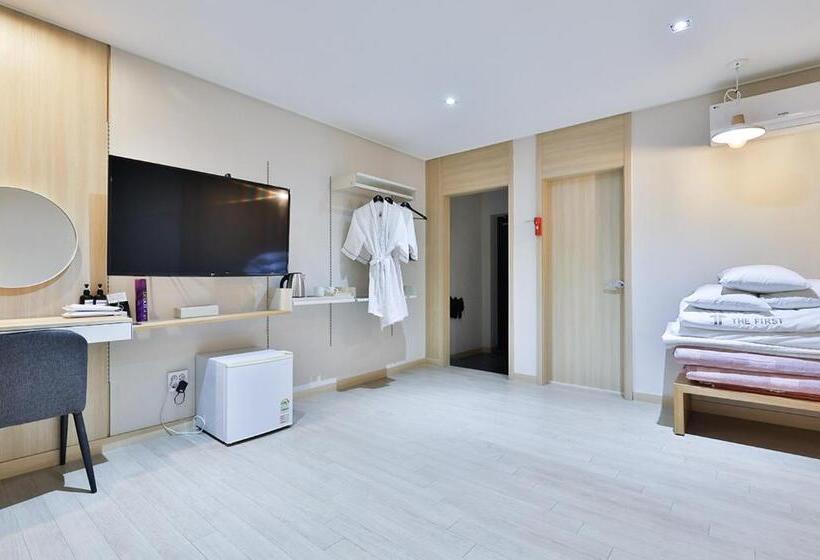 בית מלון כפרי The First