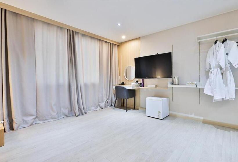 בית מלון כפרי The First