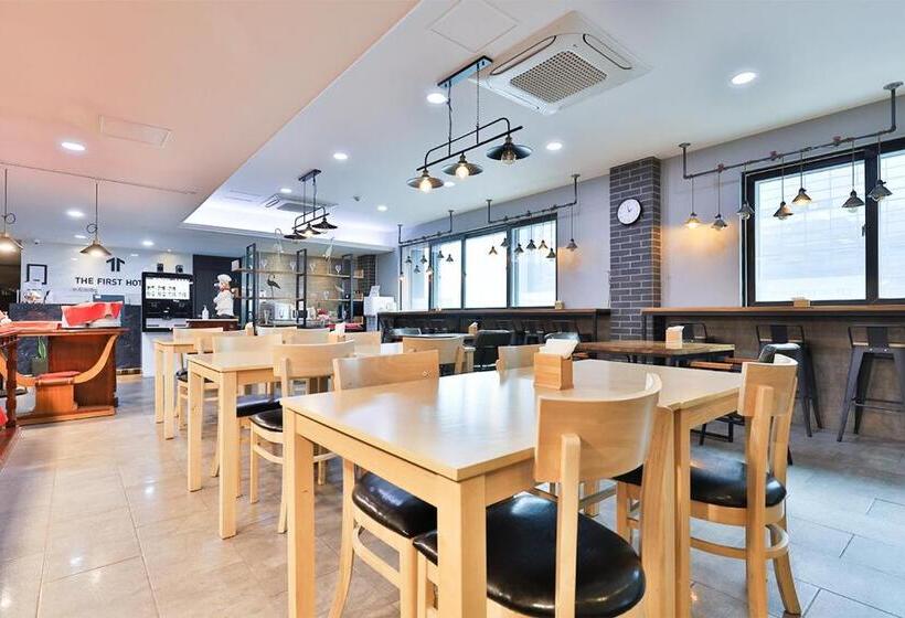 בית מלון כפרי The First